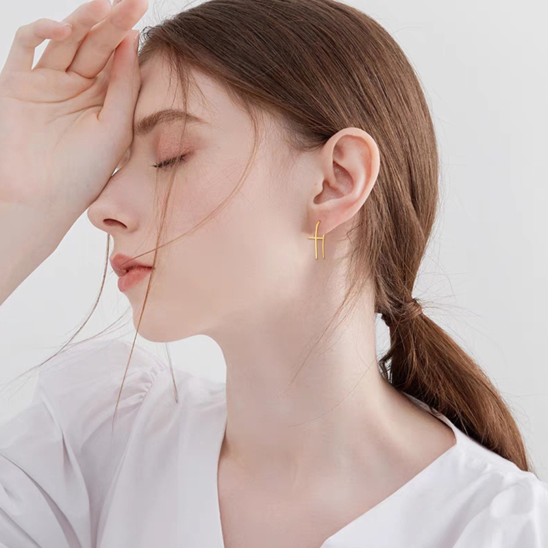 Pendientes de aro con cruz de oro rosa de 10 quilates-2