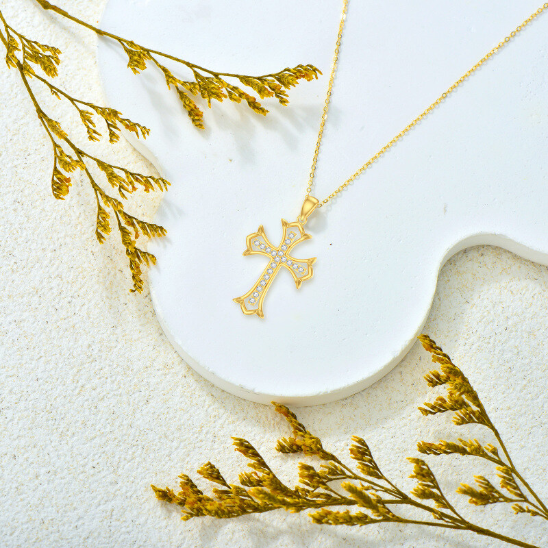 Collar con colgante de cruz de circonita cúbica en oro de 14 quilates-4