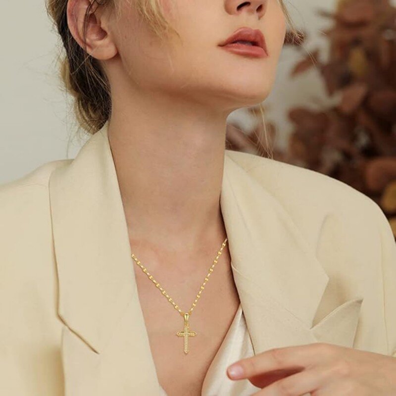 Naszyjnik z wisiorkiem w kształcie krzyża ze złota 10K z diamentami-2