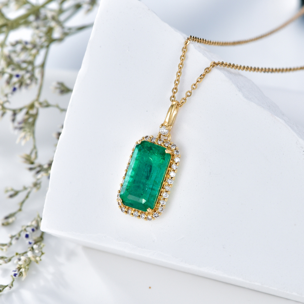 Colar com pendente quadrado de esmeralda e diamante em ouro 10K-4