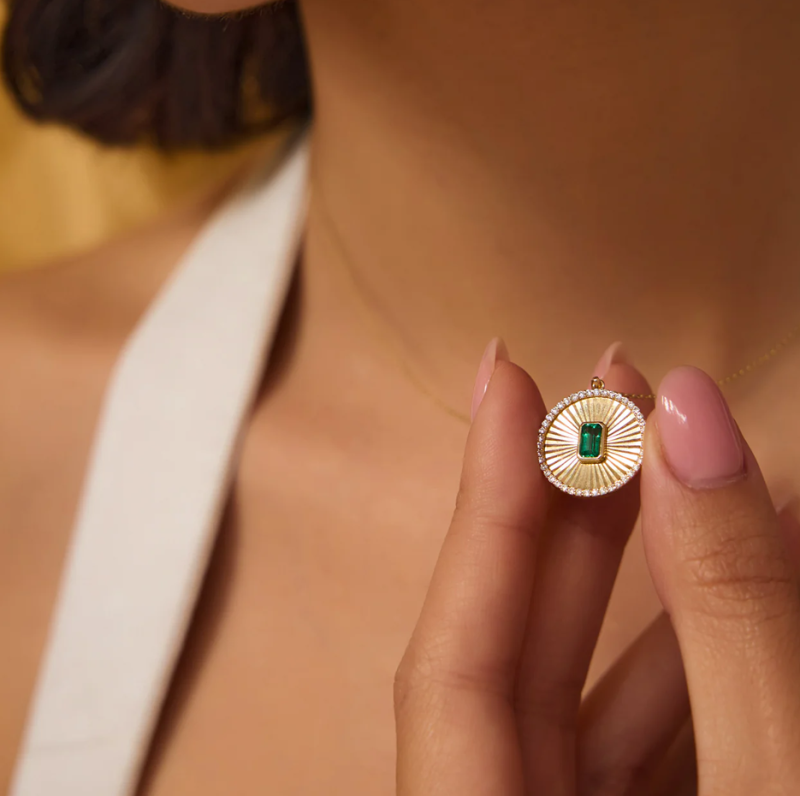 10K gouden smaragd- en diamanten medaillonketting-2