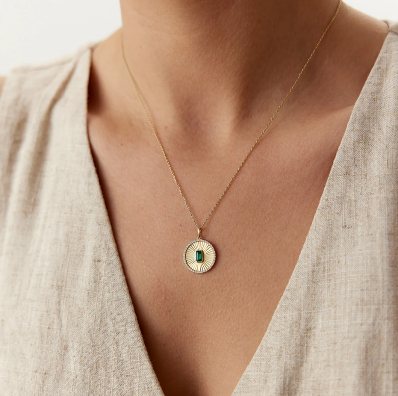 10K gouden smaragd- en diamanten medaillonketting-3