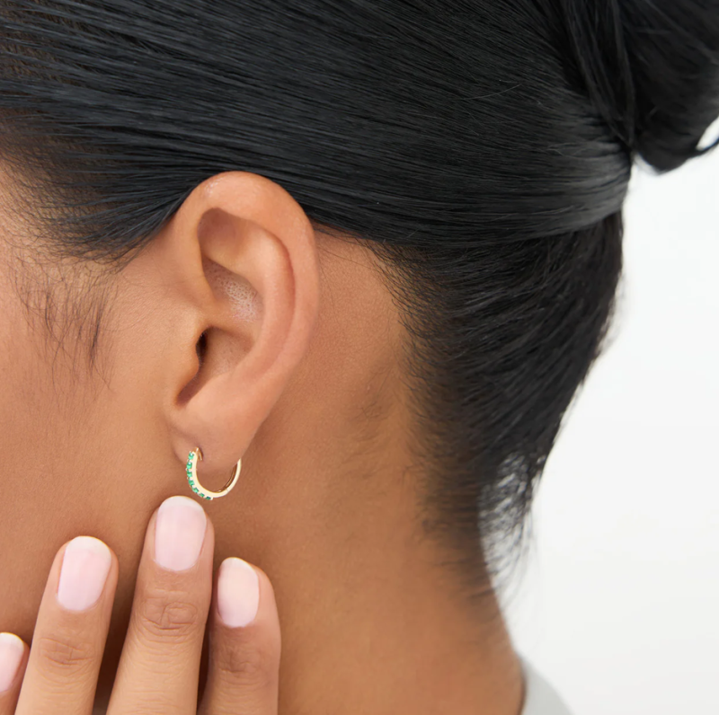 Brincos de argola redondos em ouro branco 10K com esmeralda sintética.-3