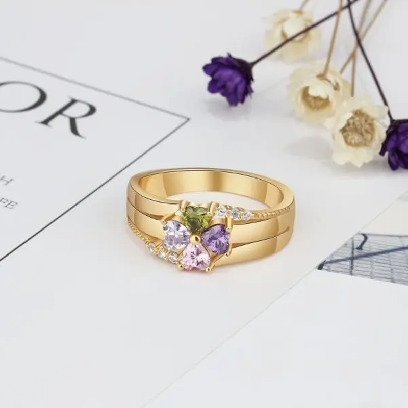 Anillo personalizado con nombre y piedra natal en forma de trébol con circonita cúbica en oro de 10 quilates-3