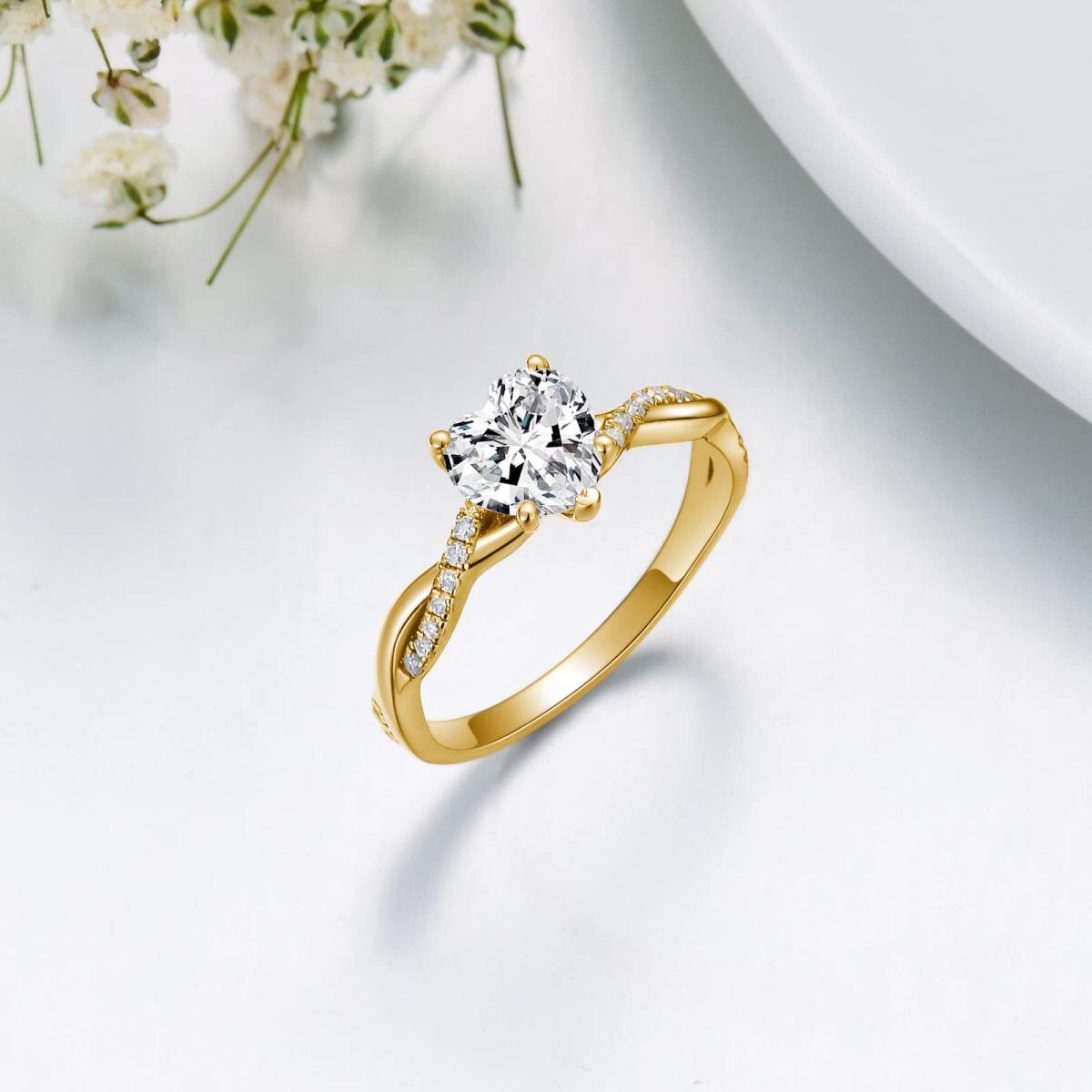 Anel de noivado Moissanite em ouro 18K em forma de coração com gravação personalizada e sí-4