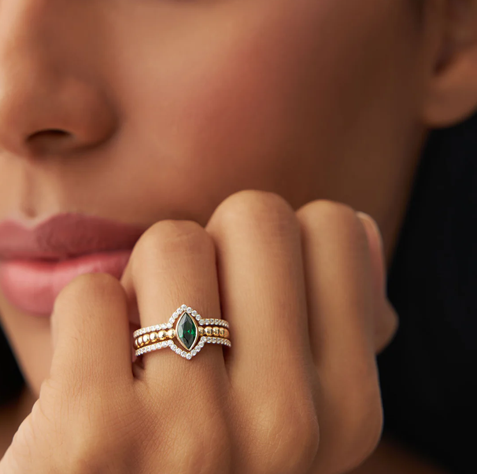 Anillo de oro de 18 quilates con esmeralda de talla marquesa y bandas de diamantes anidadas-2