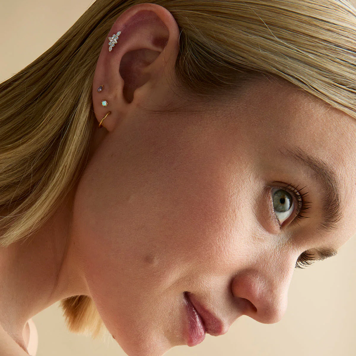Piercing para hélice de plata de ley con hojas de moissanita bañadas en oro amarillo-3