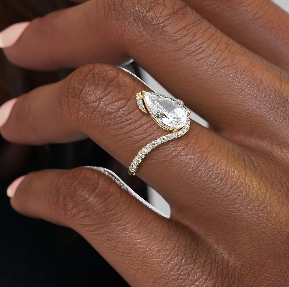 Anillo de plata de ley con moissanita bañada en oro amarillo y grabado personalizado-2
