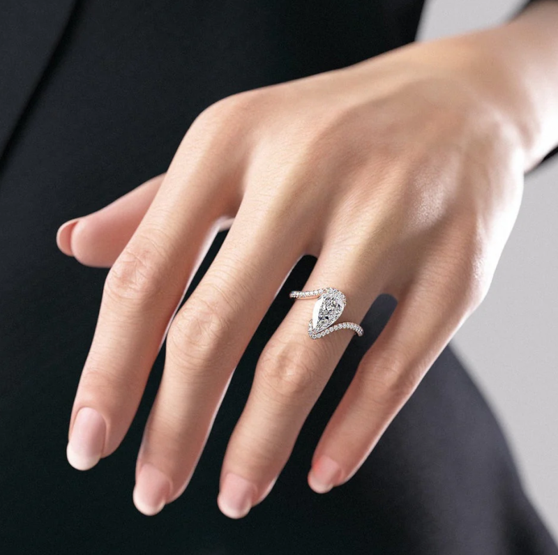 خاتم من الفضة الإسترلينية المطلية بالذهب الأصفر مع نقش شخصي من المويسانيت-3