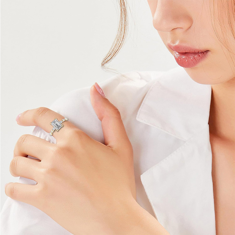 Anillo de plata de ley con moissanita chapada en oro amarillo y grabado personalizado-2