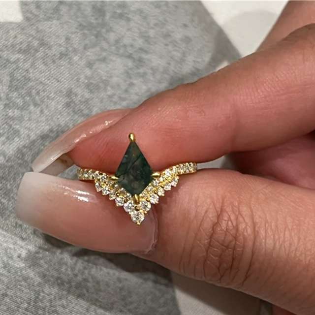 Aliança de casamento com gravação personalizada em ágata de musgo de zircônia cúbica em ouro 14K-5