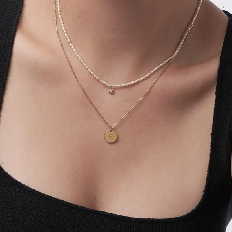 Colar com pendente de moeda personalizada em ouro vermeil com inicial, para homem e mulher.-2