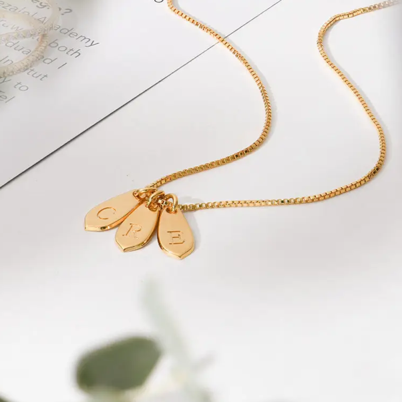 Collar de cadena con colgante de inicial personalizada en oro de 10 quilates para mujer-3