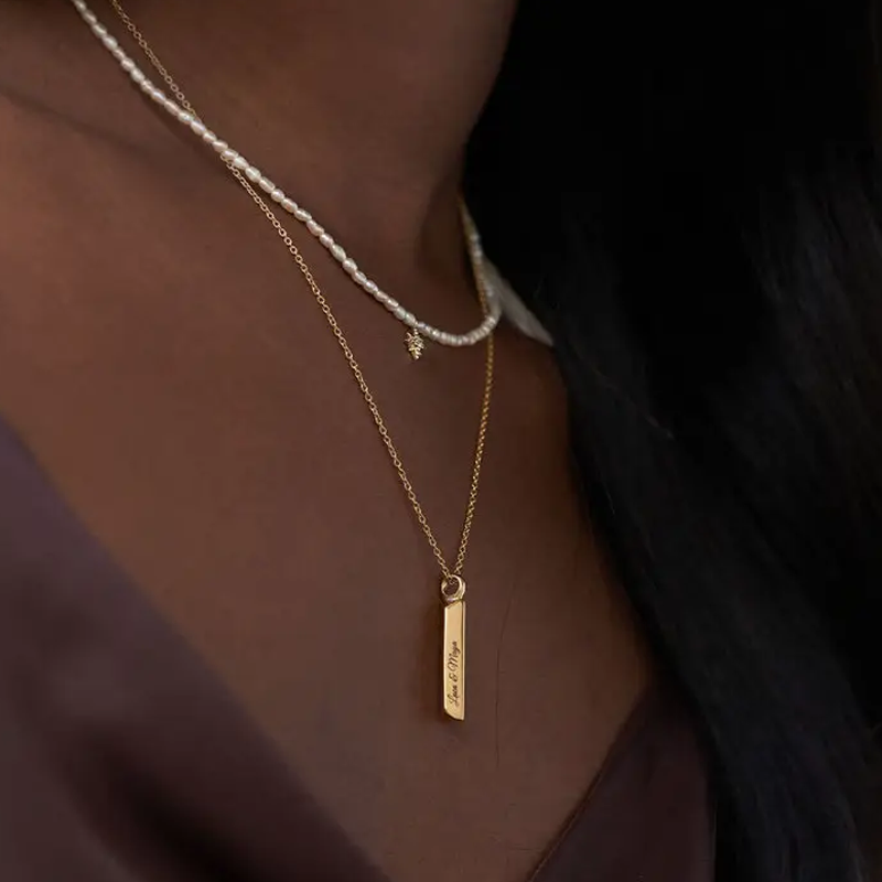 Collar con barra con nombre personalizado en oro vermeil para mujeres y hombres-2