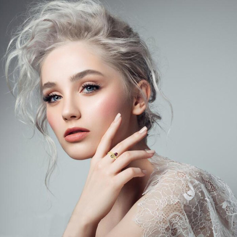 Anel em ouro vermeil com coração cravejado de zircónias cúbicas em forma de rosa e coração, representando a pedra do mês de nascimento.-3