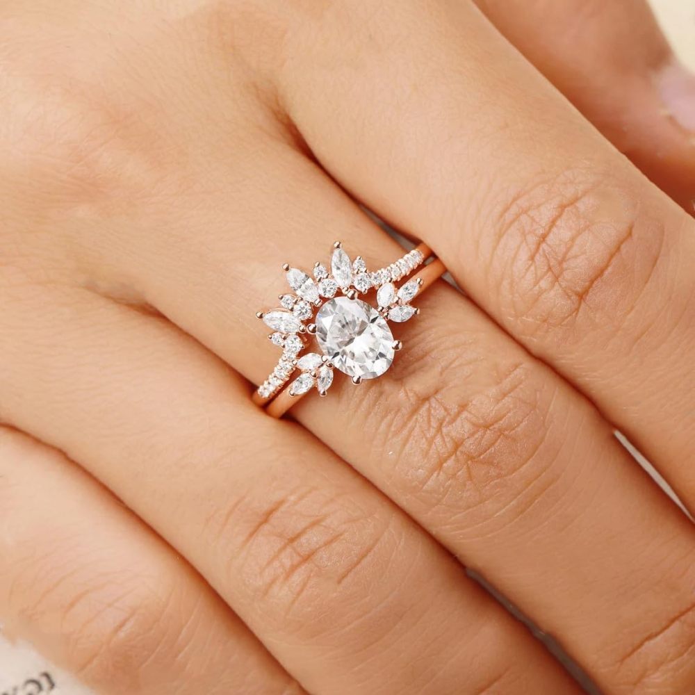 Juego de anillos de compromiso con corona de moissanita de corte ovalado y racimo curvo de oro rosa de 10 quilates y 1,25 quilates-2