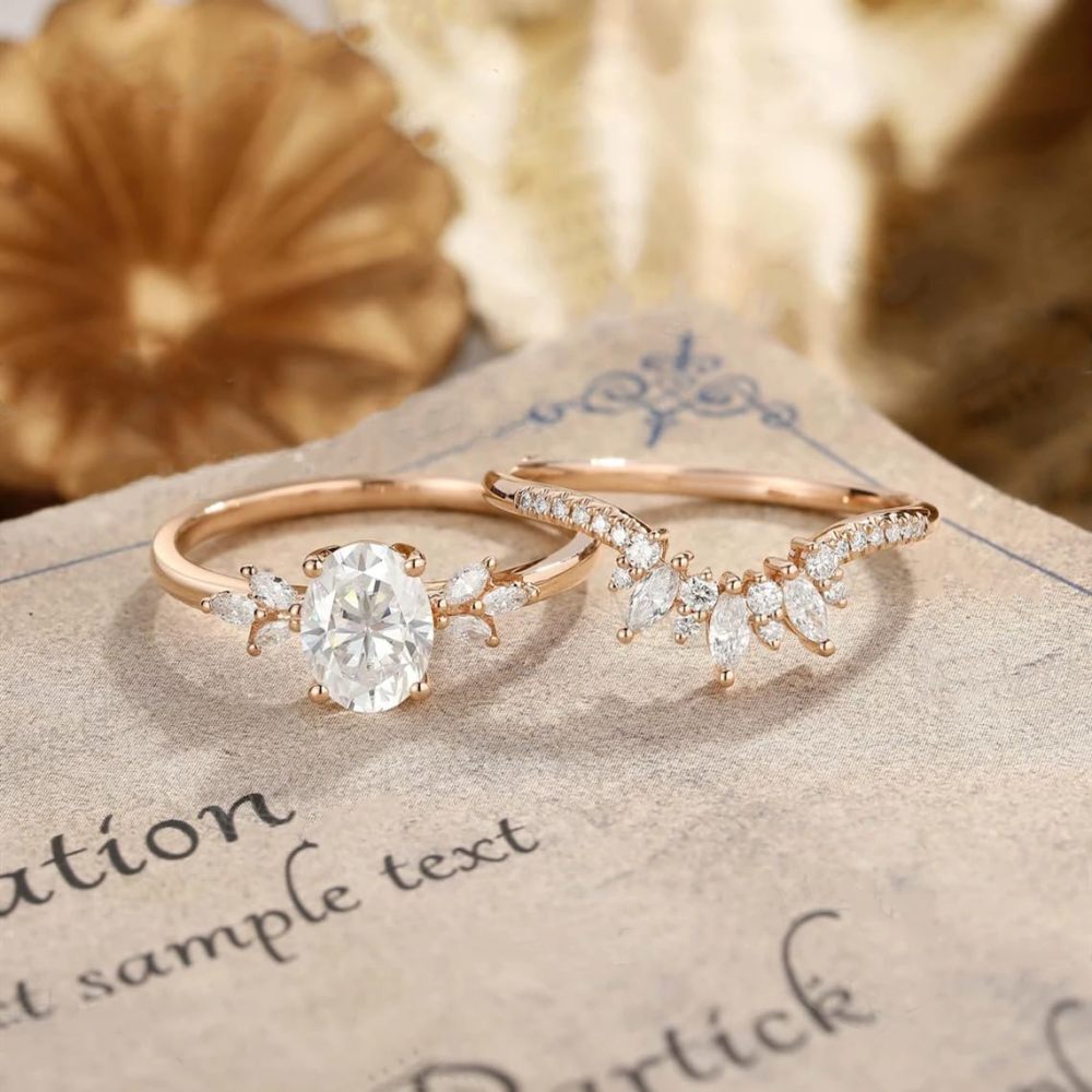 Juego de anillos de compromiso con corona de moissanita de corte ovalado y racimo curvo de oro rosa de 10 quilates y 1,25 quilates-3