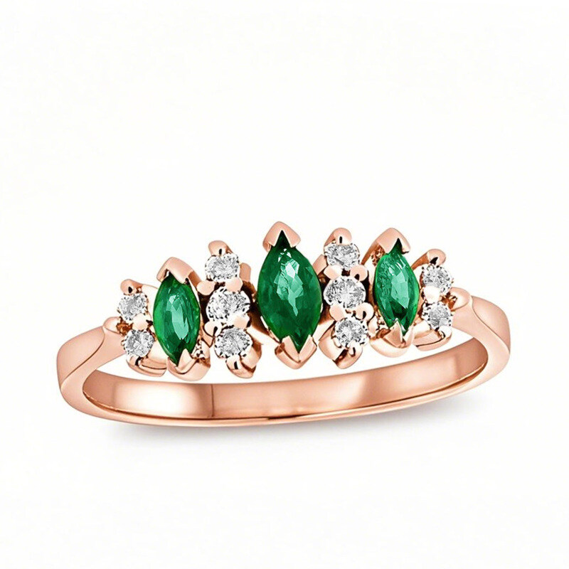 Dreistein-Jubiläumsring aus 10-karätigem Roségold mit einem Smaragd im Marquise-Schliff (1 ct.T.W.) und natürlichen Diamanten (0,15 ct.T.W.).-1
