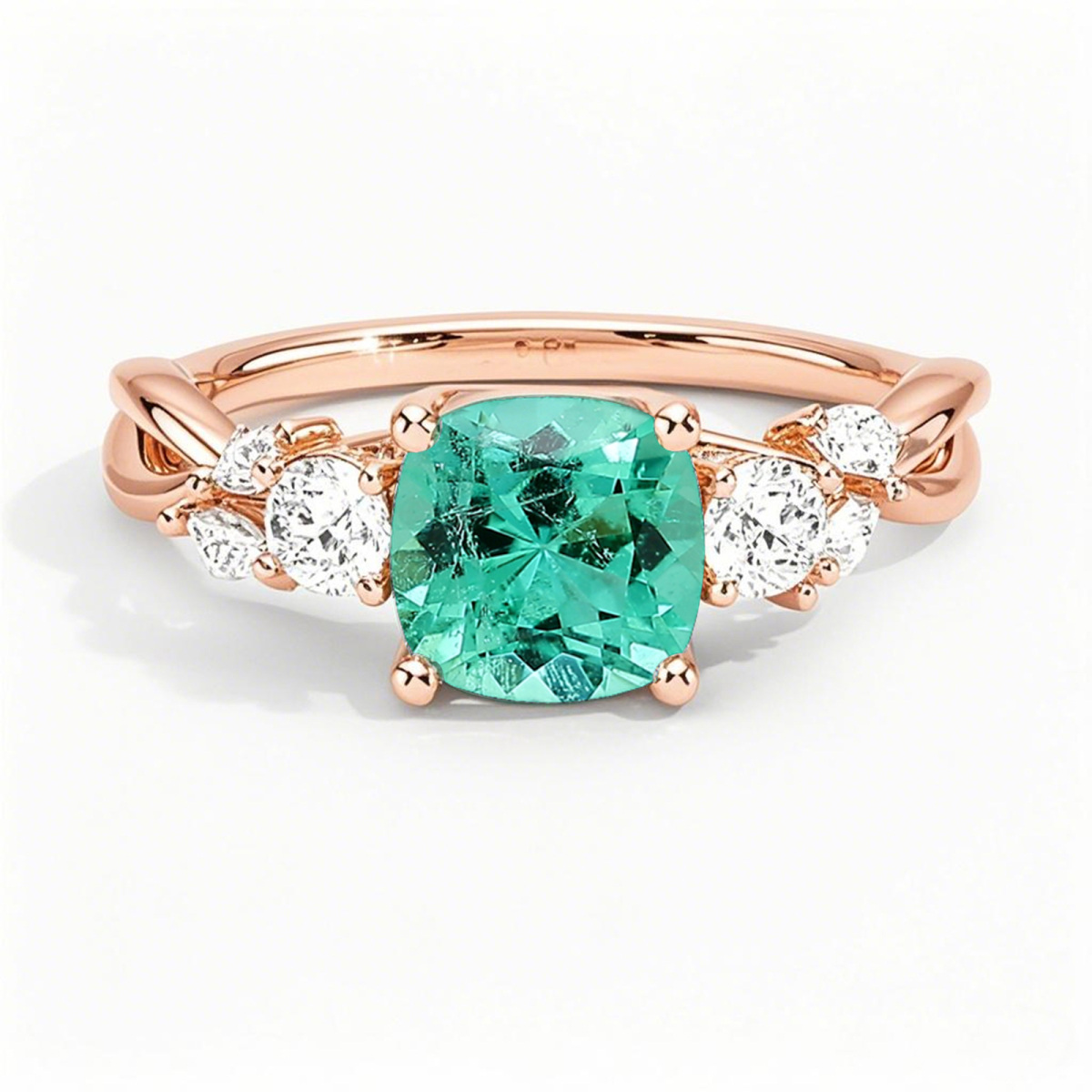 Anillo de compromiso de oro rosa de 18 quilates con esmeralda de talla cojín y tres diamantes de 0,3 quilates de peso total.-1
