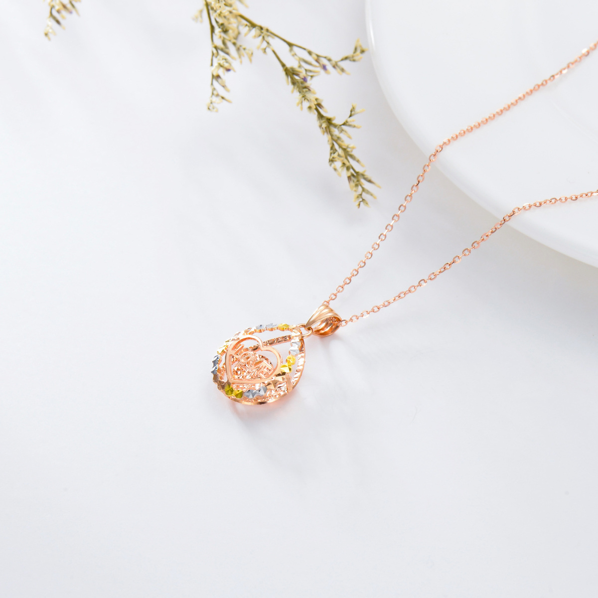 Collier en or rose 18K avec pendentif en forme de cœur en diamant-4