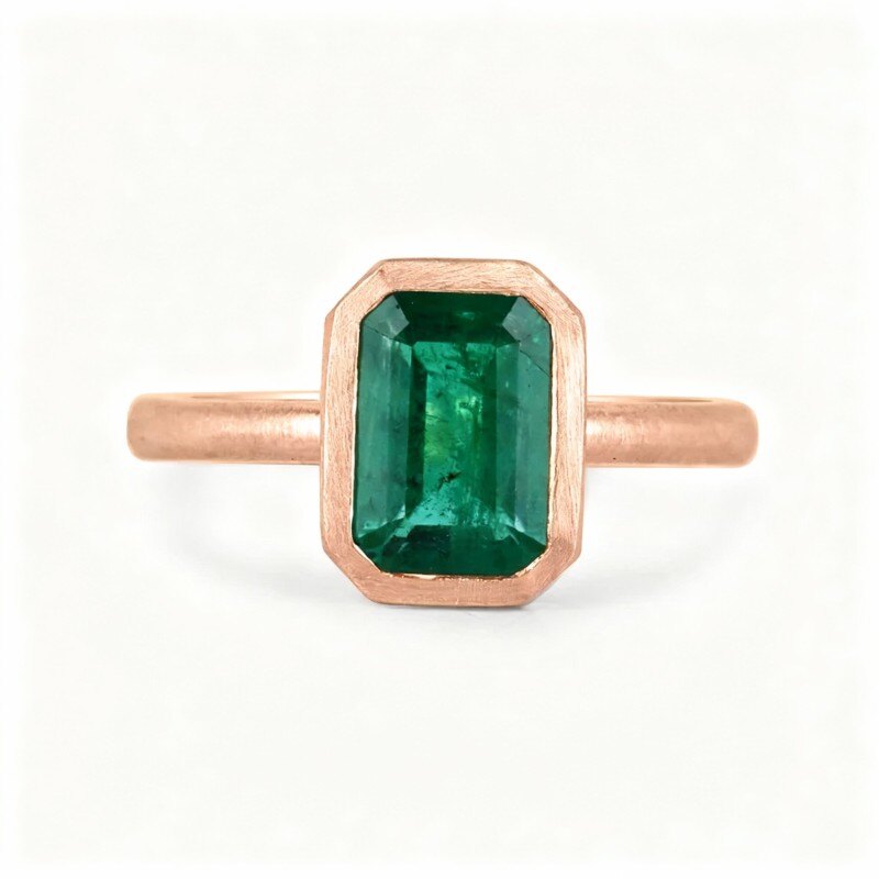 Pierścionek zaręczynowy dla pary ze szmaragdowym szlifem i 18-karatowym różowym złotem-1