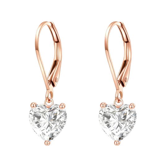 Oorbellen met hartvormige moissanite in 10 karaats roségouden sluiting en klapsluiting.