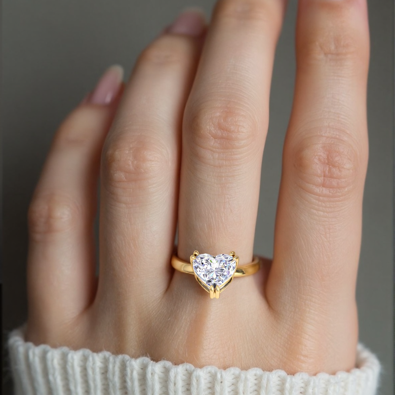 Anel em ouro rosa 18K com diamante sintético em forma de coração, gravação personalizada e certificado IGI, cor G-H, pureza 3EX.-4