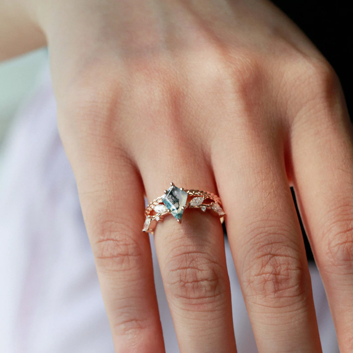 Anillo de compromiso de plata de ley con ágata musgosa y hojas talladas en forma de cometa bañadas en oro rosa-2