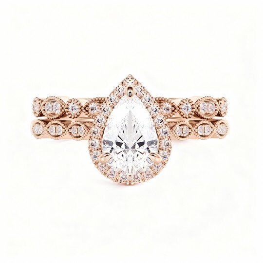 Anel de Noivado em Ouro Rosa 10K com Moissanita em Corte Pêra, Gravação Personalizada e Formato de Gota