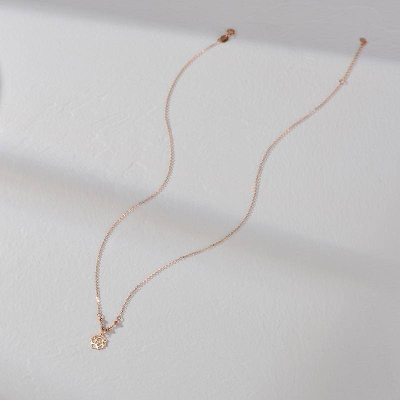 Collar con colgante de rosa de oro blanco de 10 quilates-5