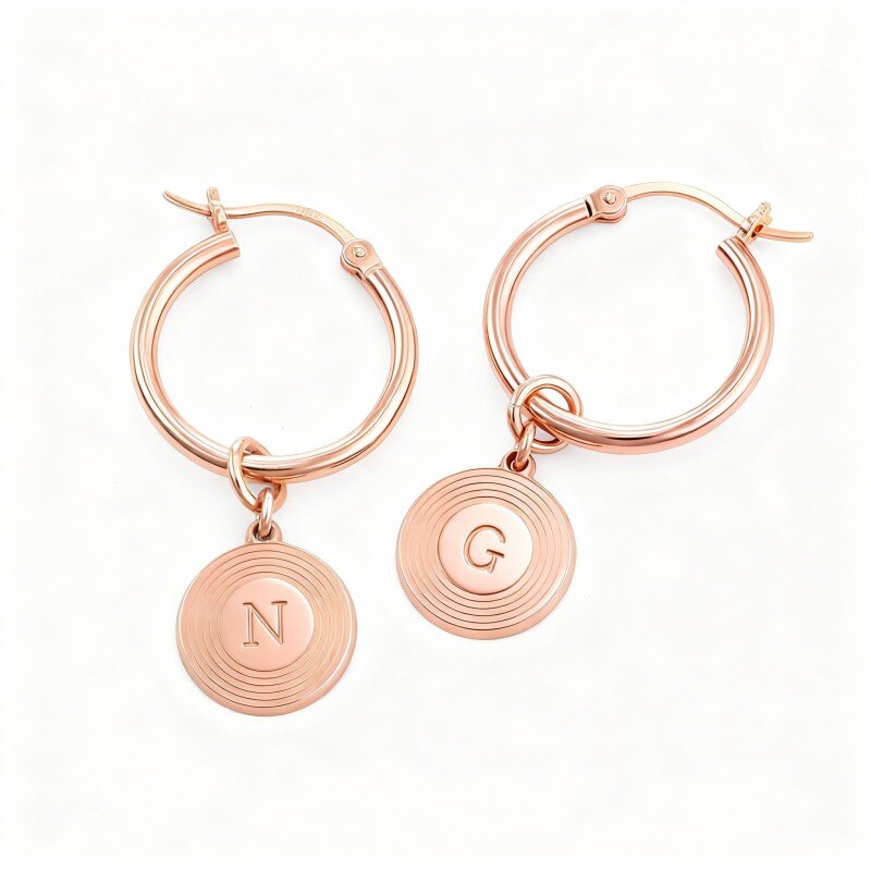 Pendientes colgantes personalizados con inicial en oro rosa de 18 quilates-1