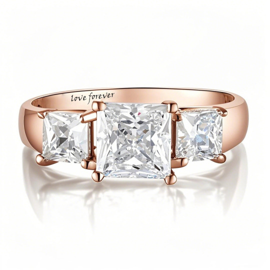 Quadratischer Verlobungsring aus 10 Karat Roségold mit Moissanit im Prinzessschliff und eingraviertem Wort