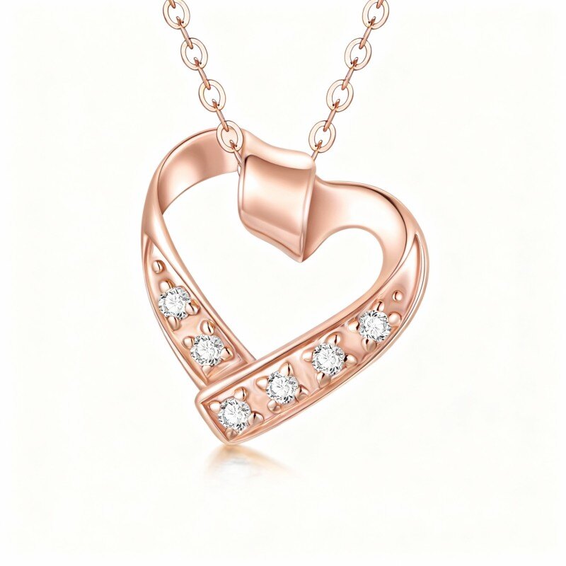 Collar con colgante de corazón de moissanita de corte redondo en oro rosa de 14 quilates-1