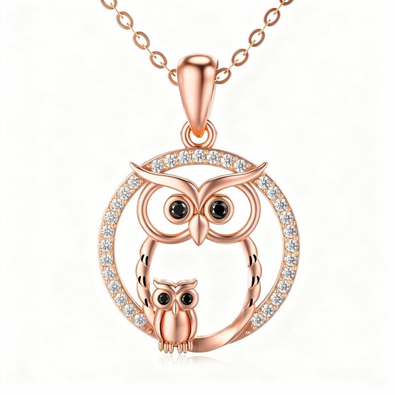 Collar con colgante de búho de moissanita de corte redondo en oro rosa de 14 quilates-1