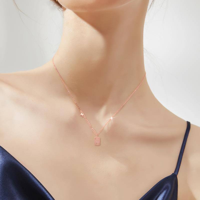 Collana con ciondolo quadrato in oro rosa 18 carati con parola incisa-2