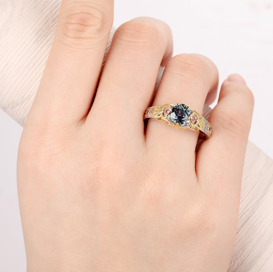 Anillo de compromiso con la Trifuerza de Zelda de alejandrita de corte redondo en oro bicolor de 10 quilates y piedra de nacimiento de junio para ella.-2