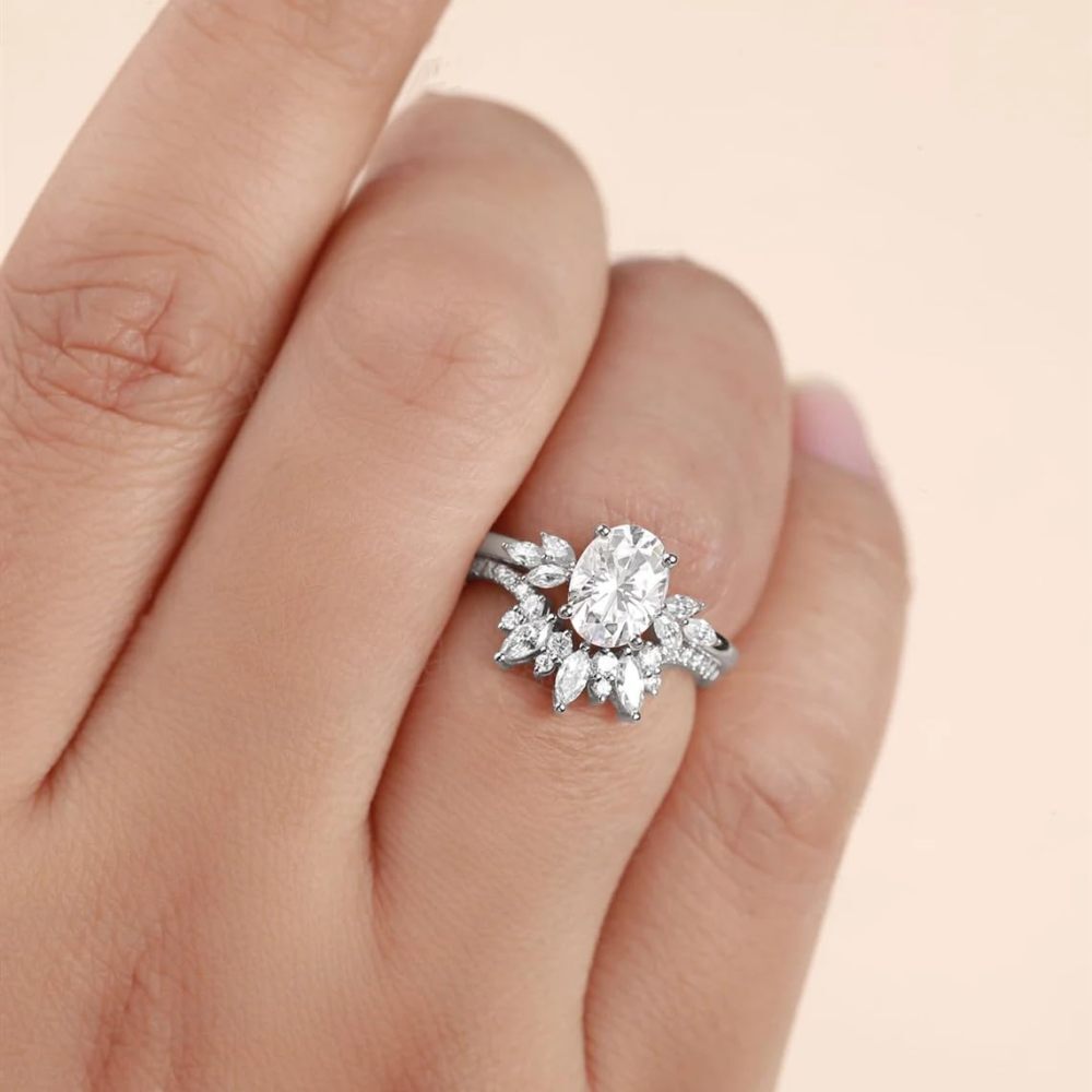 Bague de fiançailles en or blanc 10 carats avec couronne incurvée en moissanite de taille ovale de 1,25 ct-2