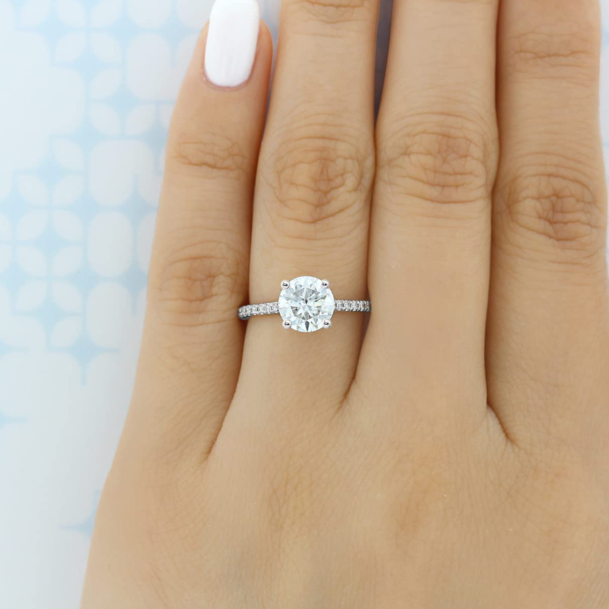 Anillo de compromiso para parejas con grabado personalizado de moissanita de 2 ct en oro blanco de 18 quilates-4