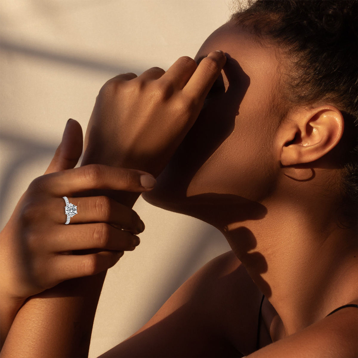 Anillo de compromiso de moissanita con forma circular en oro blanco de 18 quilates-2