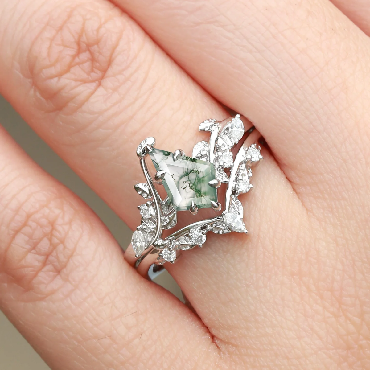 Anillo de compromiso de oro blanco de 14 quilates con hojas de corte de cometa y ágata musgosa-2