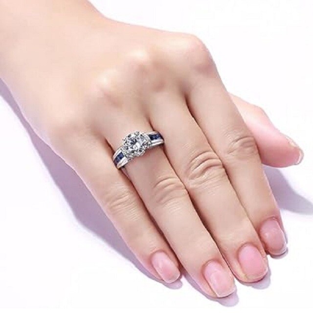 Anillo de compromiso de pareja con grabado personalizado de moissanita en oro blanco de 18 quilates-2