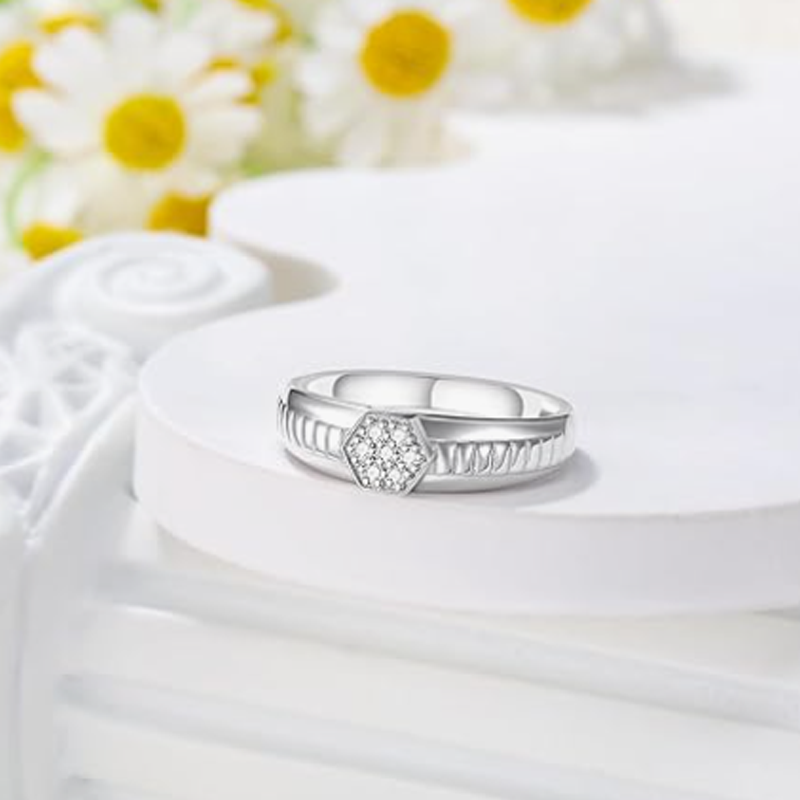 Anel de casamento personalizado com gravação em prata de lei e moissanita para homem.-3