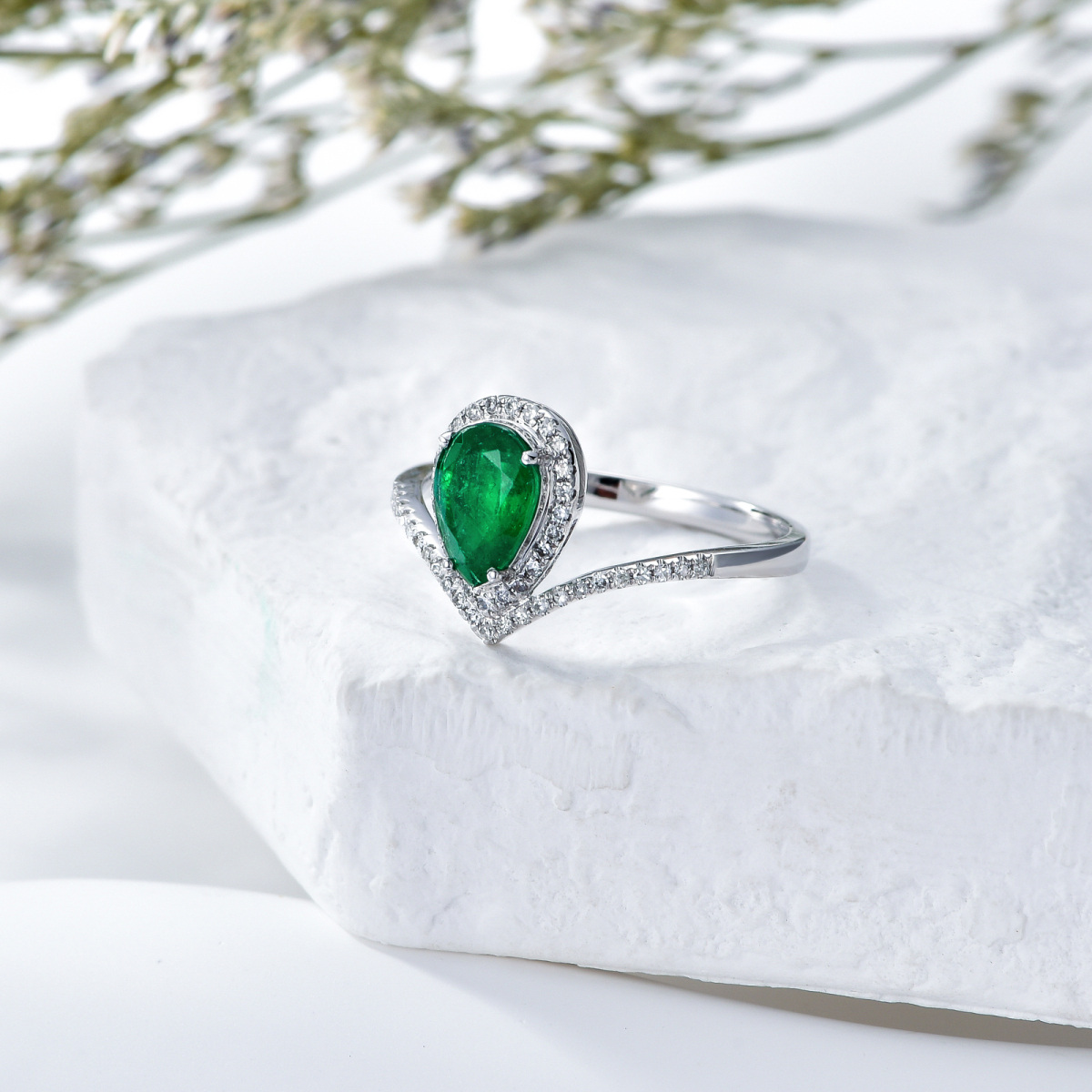 18K White Gold Pear Shaped Emerald Drop Shape Engagement Ring-3