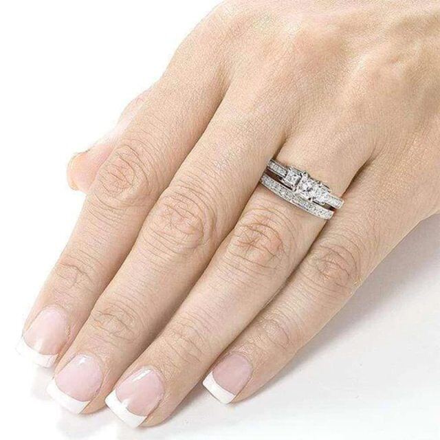 Anel de casamento personalizado com gravura em moissanite princesa-quadrado em ouro branco 18K-2