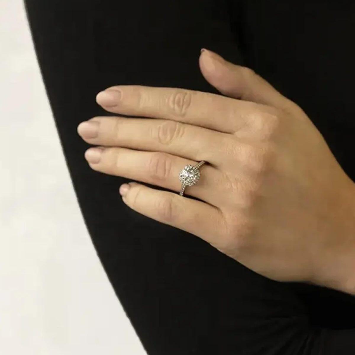 Anillo de compromiso de pareja con grabado personalizado de moissanita en forma de cuadrado de princesa de oro blanco de 18 quilates-3