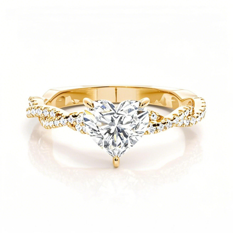 Verlobungsring aus 10-karätigem Gold mit herzförmigem, im Labor gezüchtetem Diamanten und individuell gestalteten Seitensteinen-1