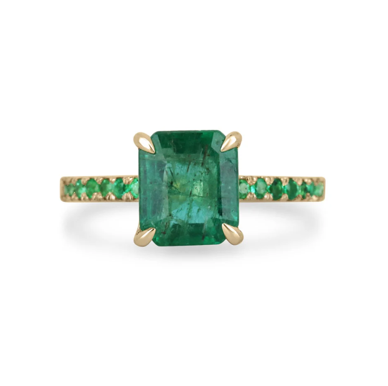 Anillo de compromiso de oro de 10 quilates con moissanita talla esmeralda y piedra lateral de esmeralda.-1