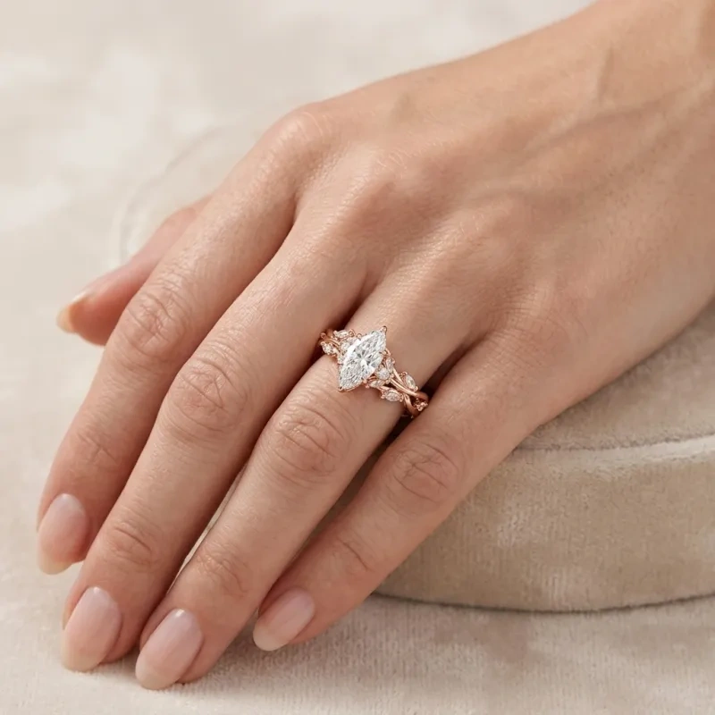 Verlobungsring aus 18-karätigem Gold mit 1 bis 3 Karat im Marquise-Schliff geschliffenem, im Labor gezüchtetem Diamanten und individuellem Blättermotiv, inspiriert von der Natur-2
