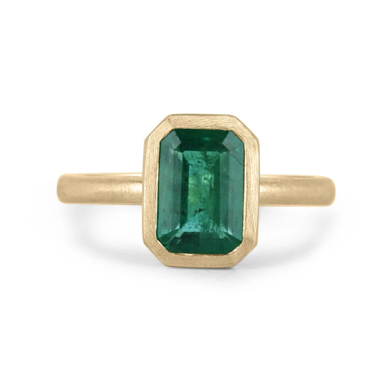 Anillo de compromiso solitario de oro de 18 quilates con esmeralda cultivada en laboratorio de talla esmeralda y engaste biselado.-1