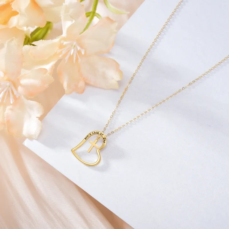Halskette mit Kreuz-Herz-Anhänger aus 14 Karat Gold mit eingraviertem Wort-3
